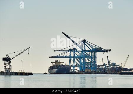 Les quais du chantier naval pour conteneurs avec grandes grues pour charger et décharger un navire porte-conteneurs dans le port de Mobile en Alabama, USA. Banque D'Images