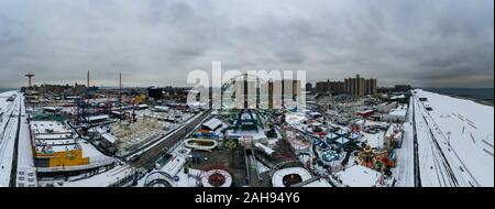 Brooklyn, New York - 2 mars 2019 : Wonder Wheel et Coney Island Amusement Park couvert de neige pendant l'hiver à Brooklyn, New York. Banque D'Images