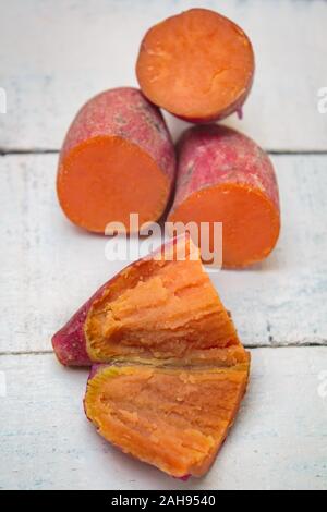 Bio bouillie patate douce, igname jaune. Banque D'Images