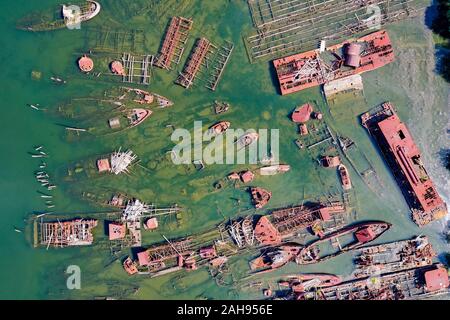 Une vue aérienne de au-dessus de bateaux abandonnés à l'Arthur Kill Voile cimetière à Staten Island, New York. Banque D'Images