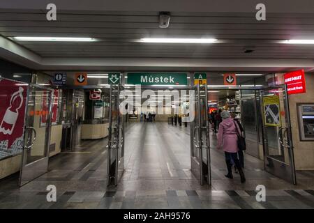 PRAGUE, RÉPUBLIQUE TCHÈQUE - le 2 novembre 2019 : Les passagers entrant dans la station de métro Mustek à partir de son portail principal de la métro de Prague (Prazske Metro). C'est le Banque D'Images