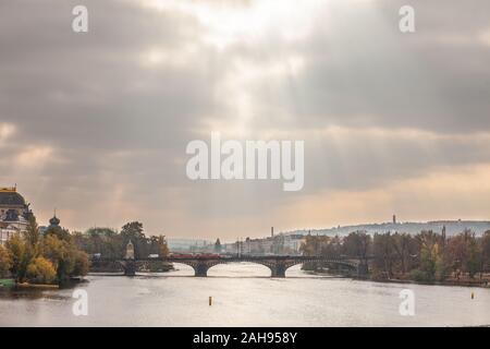 Panorama de Prague, République tchèque, vu de la Vltava, aussi appelée Moldau, avec un accent sur la plupart Legii, ou plus de la Légion, l'un des points de repère o Banque D'Images