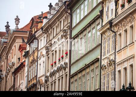 Façade médiévale typique d'un ancien bâtiment résidentiel appartement dans une rue de la vieille ville, le centre historique de Prague, en République tchèque, dans la mos Banque D'Images