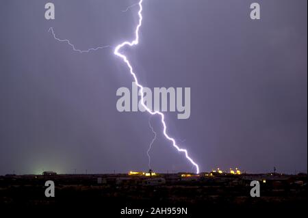 Un éclair lumineux frappant près d'une usine à Arlington Texas pendant la saison de mousson 2012. Banque D'Images