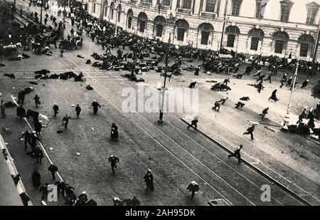 Petrograd (Saint-Pétersbourg), le 4 juillet 1917 à 14h00. Manifestation de rue sur la Perspective Nevski juste après que les troupes du Gouvernement provisoire ont ouvert le feu avec des mitrailleuses. Banque D'Images