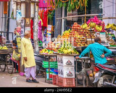 Varanasi, Inde - le 11 novembre 2015. Un affichage fruits soigneusement mis en place par un vendeur sur le côté d'une rue très fréquentée dans un quartier commercial de Varanasi. Banque D'Images