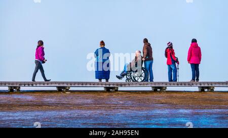 Le Parc National de Yellowstone, Wyoming, USA - Le 28 septembre 2016. Un groupe diversifié d'un point de vue démographique de touristes sur un trottoir. Banque D'Images