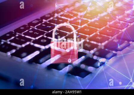 Systèmes de sécurité des données ordinateur avec cadenas fermé sur le clavier pour protéger le crime par un hacker anonyme internet et réseau de données / technologie background Banque D'Images