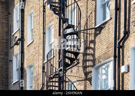 Escalier à l'extérieur et de l'ombre sur une maison à Onslow Gardens, Kensington, Londres Banque D'Images