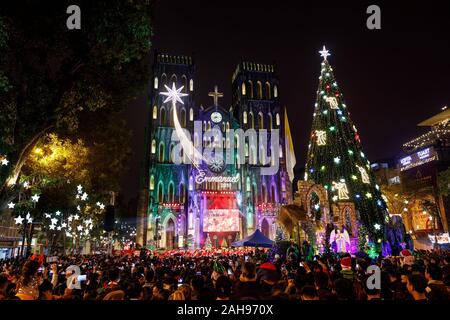 Célébrations de la veille de Noël à la Cathédrale de St Josephs, Hanoi, Vietnam Banque D'Images