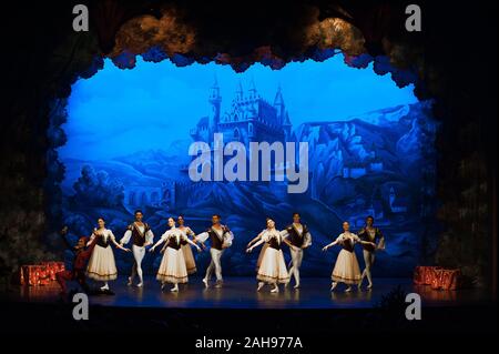 Malaga, Espagne. Dec 26, 2019. Danseurs de Ballet de Saint-Pétersbourg sur scène pendant le premier acte d'une scène de la Lac des cygnes ballet au théâtre Cervantes. Le ballet classique de Saint-Pétersbourg, mis en scène par la chorégraphe Andrei Batalov est la plus haute expression de la culture de la danse russe et est venu à la ville de Malaga dans le cadre de la saison de danse 2019-2020. Credit : SOPA/Alamy Images Limited Live News Banque D'Images