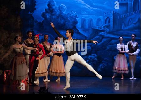 Malaga, Espagne. Dec 26, 2019. Danseurs de Ballet de Saint-Pétersbourg sur scène pendant le premier acte d'une scène de la Lac des cygnes ballet au théâtre Cervantes. Le ballet classique de Saint-Pétersbourg, mis en scène par la chorégraphe Andrei Batalov est la plus haute expression de la culture de la danse russe et est venu à la ville de Malaga dans le cadre de la saison de danse 2019-2020. Credit : SOPA/Alamy Images Limited Live News Banque D'Images