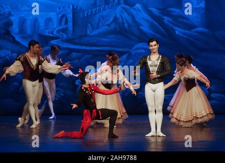 Malaga, Espagne. Dec 26, 2019. Danseurs de Ballet de Saint-Pétersbourg sur scène pendant le premier acte d'une scène de la Lac des cygnes ballet au théâtre Cervantes. Le ballet classique de Saint-Pétersbourg, mis en scène par la chorégraphe Andrei Batalov est la plus haute expression de la culture de la danse russe et est venu à la ville de Malaga dans le cadre de la saison de danse 2019-2020. Credit : SOPA/Alamy Images Limited Live News Banque D'Images