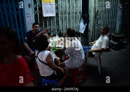 Tous les jours, scènes de rue à Bangkok, Thaïlande. Les personnes ayant un verre et danser dans la rue. Banque D'Images