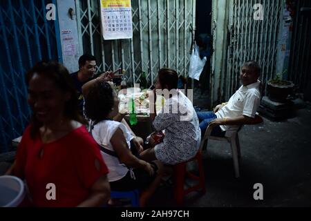 Tous les jours, scènes de rue à Bangkok, Thaïlande. Les personnes ayant un verre et danser dans la rue. Banque D'Images