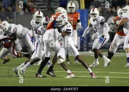 Shreveport, Louisiane, Etats-Unis. Dec 26, 2019. 26 décembre 2019 : 2019 : Miami Hurricanes tight end sera Mallory (85) traités par Louisiana Tech évoluait Bulldogs Zach Hannibal (18) après la capture lors du 3ème trimestre de l'indépendance à la Tech Bol stade de l'indépendance à Shreveport, Louisiane, le 26 décembre 2019. © Justin Manning/Eclipse Sportswire/CSM/Alamy Live News Banque D'Images