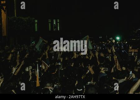 Taipei, Taiwan. Dec 21, 2019. Fans assister au concert Chthoniennes et à l'appui de la campagne législative à Freddy Lim Boulevard Ketagalan à Taipei. Credit : Walid Berrazeg SOPA/Images/ZUMA/Alamy Fil Live News Banque D'Images