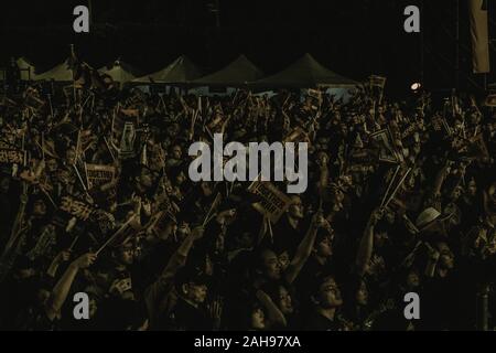 Taipei, Taiwan. Dec 21, 2019. Les gens de Taiwan au cours de l'onde drapeaux Chthonic et concert à l'appui de la campagne législative à Freddy Lim Boulevard Ketagalan à Taipei. Credit : Walid Berrazeg SOPA/Images/ZUMA/Alamy Fil Live News Banque D'Images