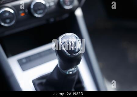 Levier de vitesses Citroen sur fond noir levier de vitesses sur la voiture. Banque D'Images