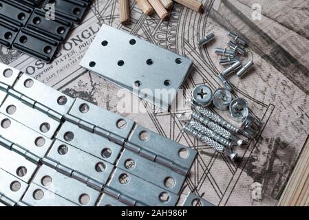 Des éléments et des outils de montage de meubles. Pièces pour assemblage de meubles. Composants de meuble Banque D'Images