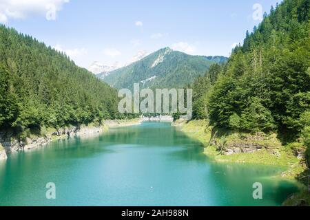 Val Noana lac artificiel, Mezzano, Italie. Paysage de montagne. Lac de l'eau verte Banque D'Images