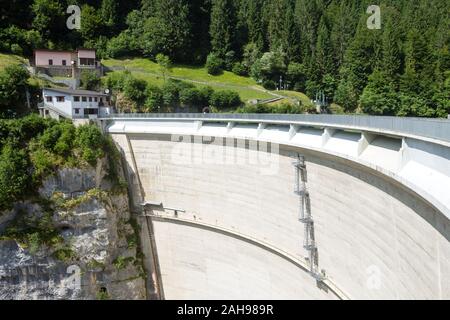 Val Noana vue du barrage, Mezzano, dolomites monument italien. Banque D'Images
