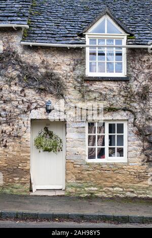 Le gui accroché sur une porte dans cotswold cottage Coln St Aldwyns. Cotswolds, Gloucestershire, Royaume-Uni Banque D'Images