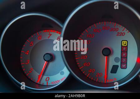 La planche de bord de la voiture est bleu avec des flèches rouges de nuit avec un compteur de vitesse, compte-tours et d'autres outils pour surveiller l'état de l'vehic Banque D'Images