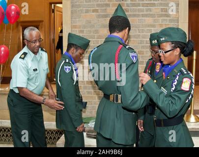 De gauche : Junior Reserve Officer Training Corps premier instructeur Sergent George Thomas, Calvin joues, Joshua Robinson, Ras-Adriale Tyrika Bemah et Meade, membres du JROTC Cardozo High School, Washington, DC se préparer à offrir les couleurs pendant le lancement de la campagne 2011 de l'USDA "Compassion fédéral combiné de personnes, puissance de la Communauté" à la région de Washington, DC, le mercredi, Septembre 21, 2011. Le thème de la campagne 2011 est "célébrer 50 années de soins, au service et à la donner." Le gouvernement fédéral campagne combinée expositions représentaient des organisations des militaires et leurs fam Banque D'Images