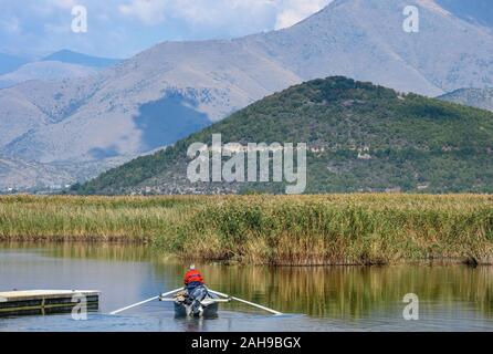 Un pêcheur sur le lac Mikri Prespa au village de Mikrolimni en Macédoine, la Grèce du Nord. Banque D'Images