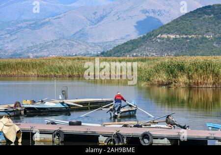 Un pêcheur sur le lac Mikri Prespa au village de Mikrolimni en Macédoine, la Grèce du Nord. Banque D'Images