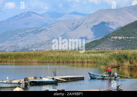 Un pêcheur sur le lac Mikri Prespa au village de Mikrolimni en Macédoine, la Grèce du Nord. Banque D'Images