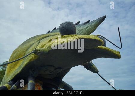 Un grand, béton, peints, la langouste verte, les écrevisses, les crevettes, la sculpture. Dans Tawau, Sabah, Bornéo, Malaisie. Banque D'Images