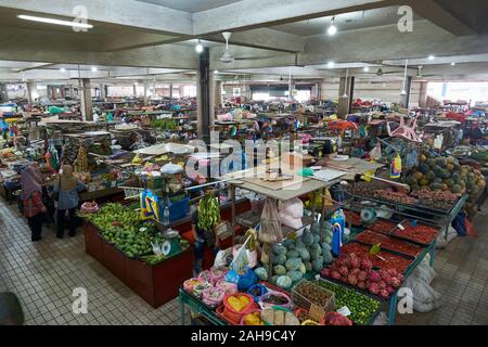 À l'intérieur, le principal Tanjung Pasar marché alimentaire pour les fruits, les légumes, le tout à partir d'étals locaux, les vendeurs. Dans Tawau, Sabah, Bornéo, Malaisie. Banque D'Images