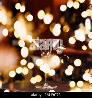 Verre vide sur le bar. Prêt pour faire de cocktail. Fête des lumières bokeh avec carré Banque D'Images