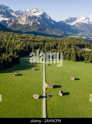 Granges à foin dans un pré, et les montagnes, d''Ehrwalder Sonnenspitz près de Ehrwald, Mieminger Kette, Tyrol, Autriche Banque D'Images