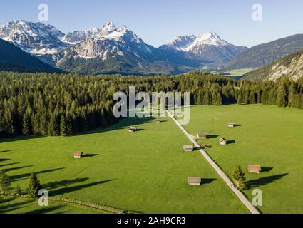 Granges à foin dans un pré, et les montagnes, d''Ehrwalder Sonnenspitz près de Ehrwald, Mieminger Kette, Tyrol, Autriche Banque D'Images