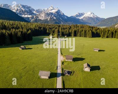 Granges à foin dans un pré, et les montagnes, d''Ehrwalder Sonnenspitz près de Ehrwald, Mieminger Kette, Tyrol, Autriche Banque D'Images