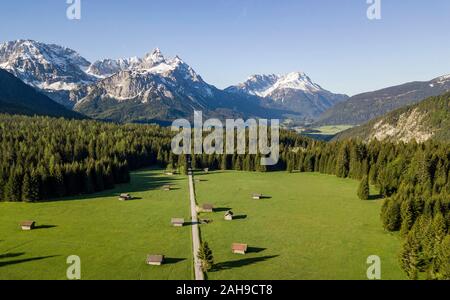 Granges à foin dans un pré, et les montagnes, d''Ehrwalder Sonnenspitz près de Ehrwald, Mieminger Kette, Tyrol, Autriche Banque D'Images