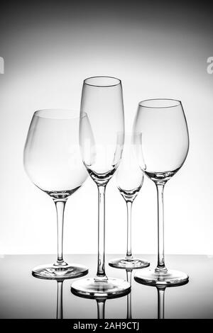 Verres à vin avec sélection, Champagne et liqueur verres sur le fond clair.. Verrerie cristal Fine concept. La verticale Banque D'Images