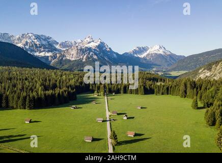 Granges à foin dans un pré, et les montagnes, d''Ehrwalder Sonnenspitz près de Ehrwald, Mieminger Kette, Tyrol, Autriche Banque D'Images