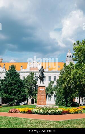 Szeged, Hongrie - le 19 juillet 2019 : Le Roi Bela IV statue équestre au parc ter Szechenyi Banque D'Images