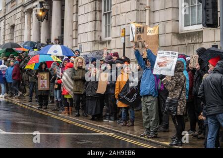 Chasser les manifestants sur High Street, Lewes Lewes, East Sussex, UK, le Lendemain de Noël 25 déc 2019 Banque D'Images