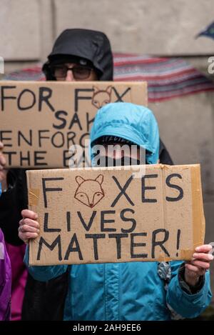 Chasser les manifestants sur High Street, Lewes Lewes, East Sussex, UK, le Lendemain de Noël 25 déc 2019 Banque D'Images