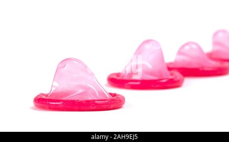 Condom, rouge isolé sur fond blanc Banque D'Images