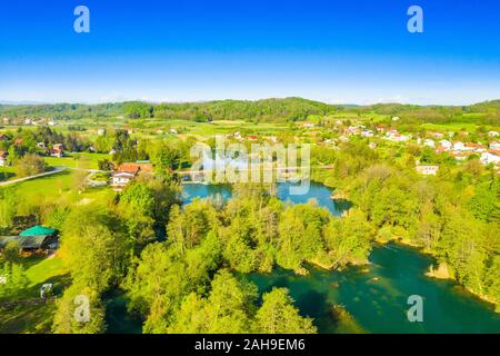 La Croatie, la verte campagne, rivière Mreznica à partir de l'air, vue panoramique sur village Belavici, chutes d'eau au printemps, célèbre destination touristique Banque D'Images