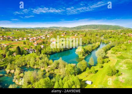 La Croatie, la verte campagne, rivière Mreznica à partir de l'air, vue panoramique sur village Belavici, chutes d'eau au printemps, célèbre destination touristique Banque D'Images