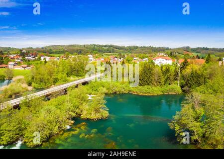 La Croatie, la verte campagne, rivière Mreznica à partir de l'air, vue panoramique sur village Belavici, chutes d'eau au printemps, célèbre destination touristique Banque D'Images