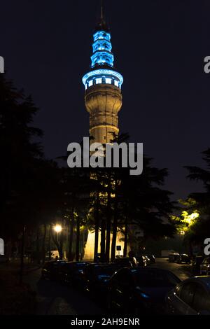 La tour Beyazit a été construit au 19e siècle pour la surveillance de la ville pendant le règne ottoman. Banque D'Images