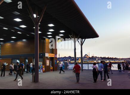 Karakoy, Istanbul Turquie Septembre 6th, 2019 Le port ferry de Karakoy, est aujourd'hui reconstruite et est devenue à nouveau une réunion et point de transfert. Banque D'Images